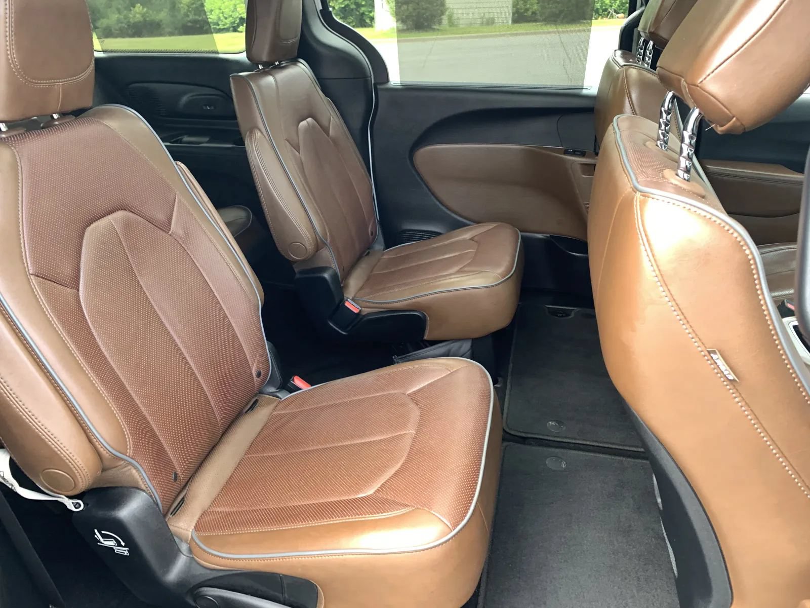 Used 2017 Chrysler Pacifica Limited w/ Advanced Safetytec Group FWD image 19
