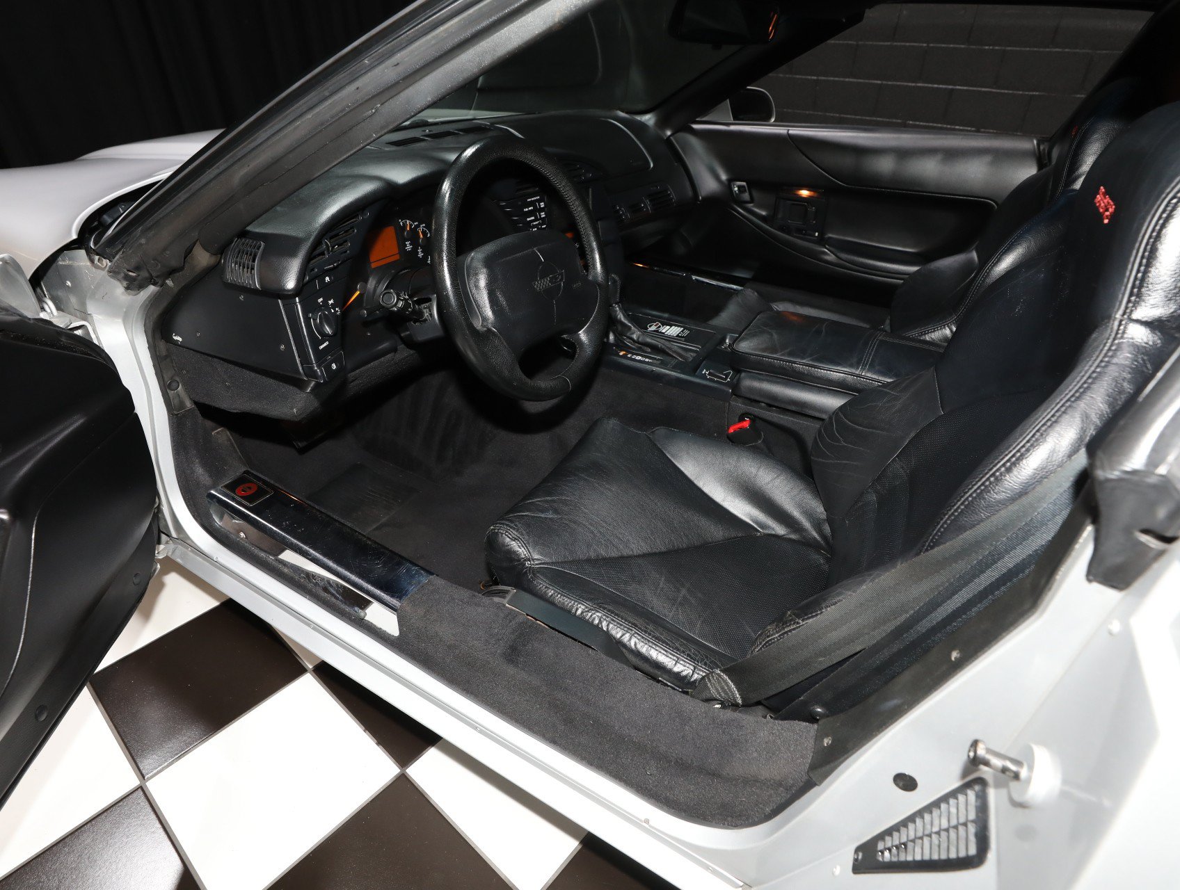 Used 1996 Chevrolet Corvette Coupe RWD image 3