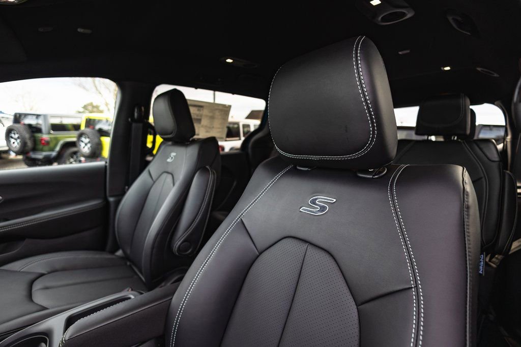 New 2026 Chrysler Pacifica Select w/ S Appearance Package image 23