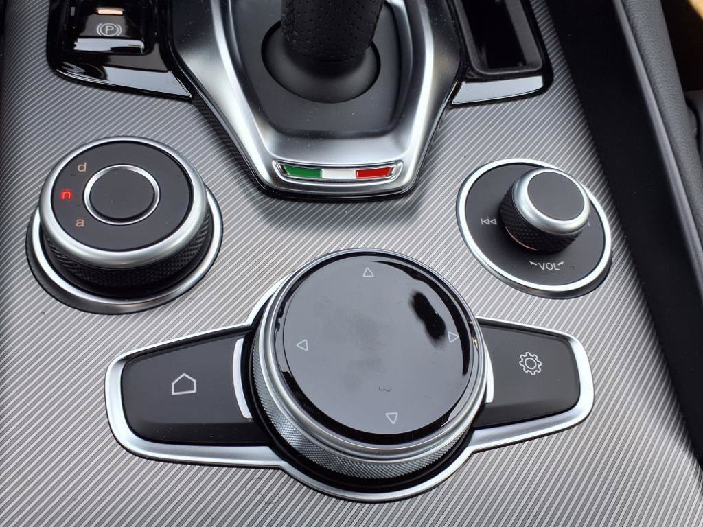 New 2025 Alfa Romeo Giulia w/ Driving Assist Package RWD image 13