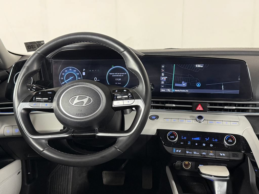 Certified 2025 Hyundai Elantra Limited FWD image 34