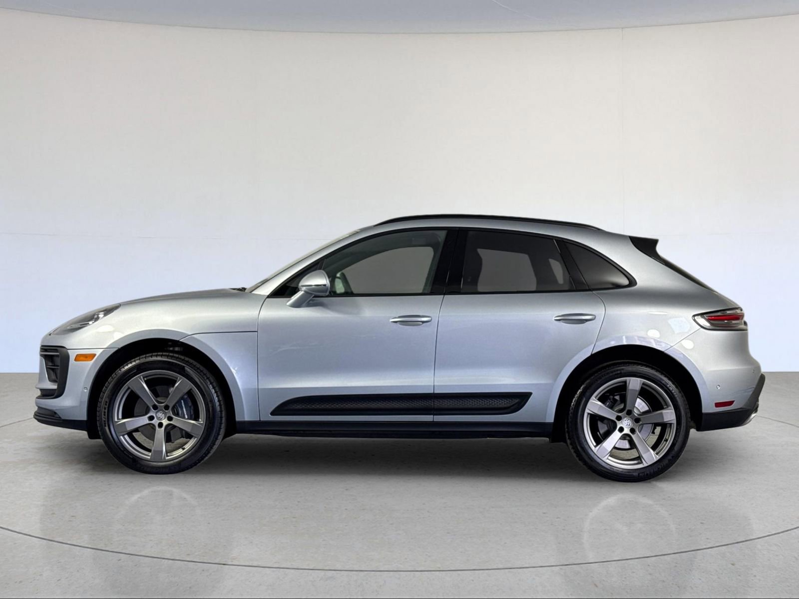 Certified 2025 Porsche Macan image 2