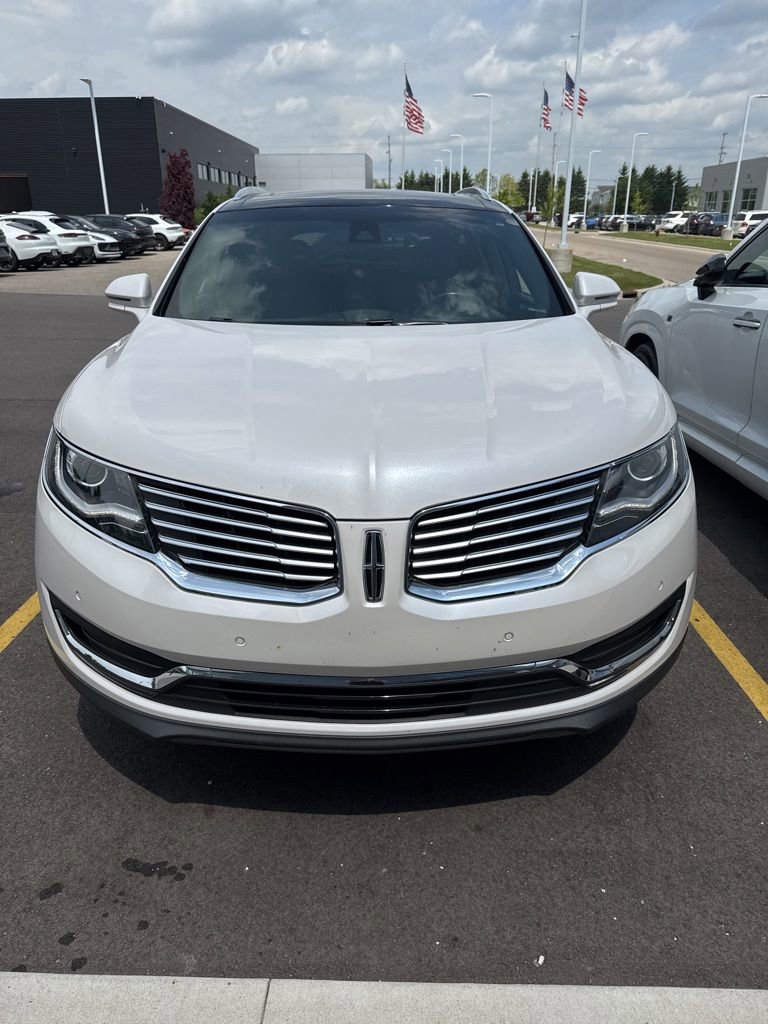 Used 2018 Lincoln MKX Reserve AWD/4WD image 2