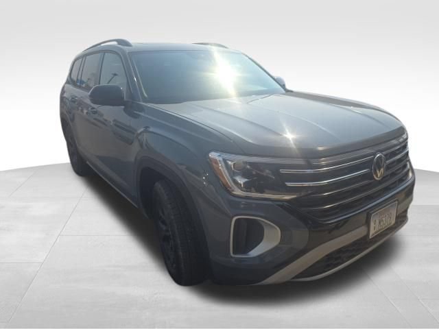 Used 2025 Volkswagen Atlas Peak Edition SE AWD/4WD image 2