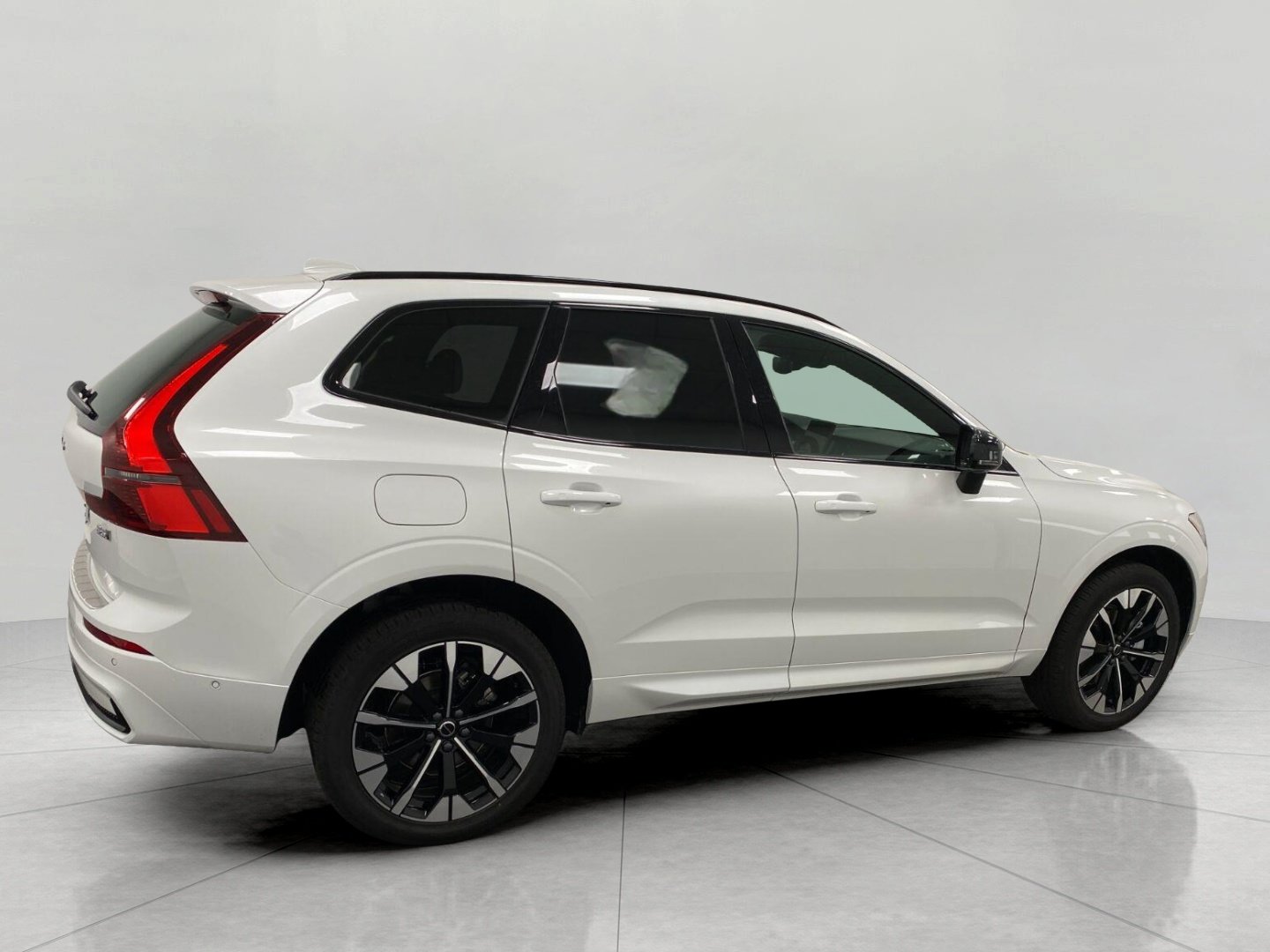 Used 2026 Volvo XC60 B5 Plus w/ Climate Package AWD/4WD image 3