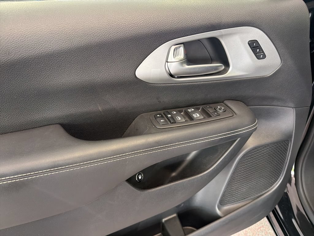 Used 2023 Chrysler Pacifica Touring-L w/ S Appearance Package FWD image 6