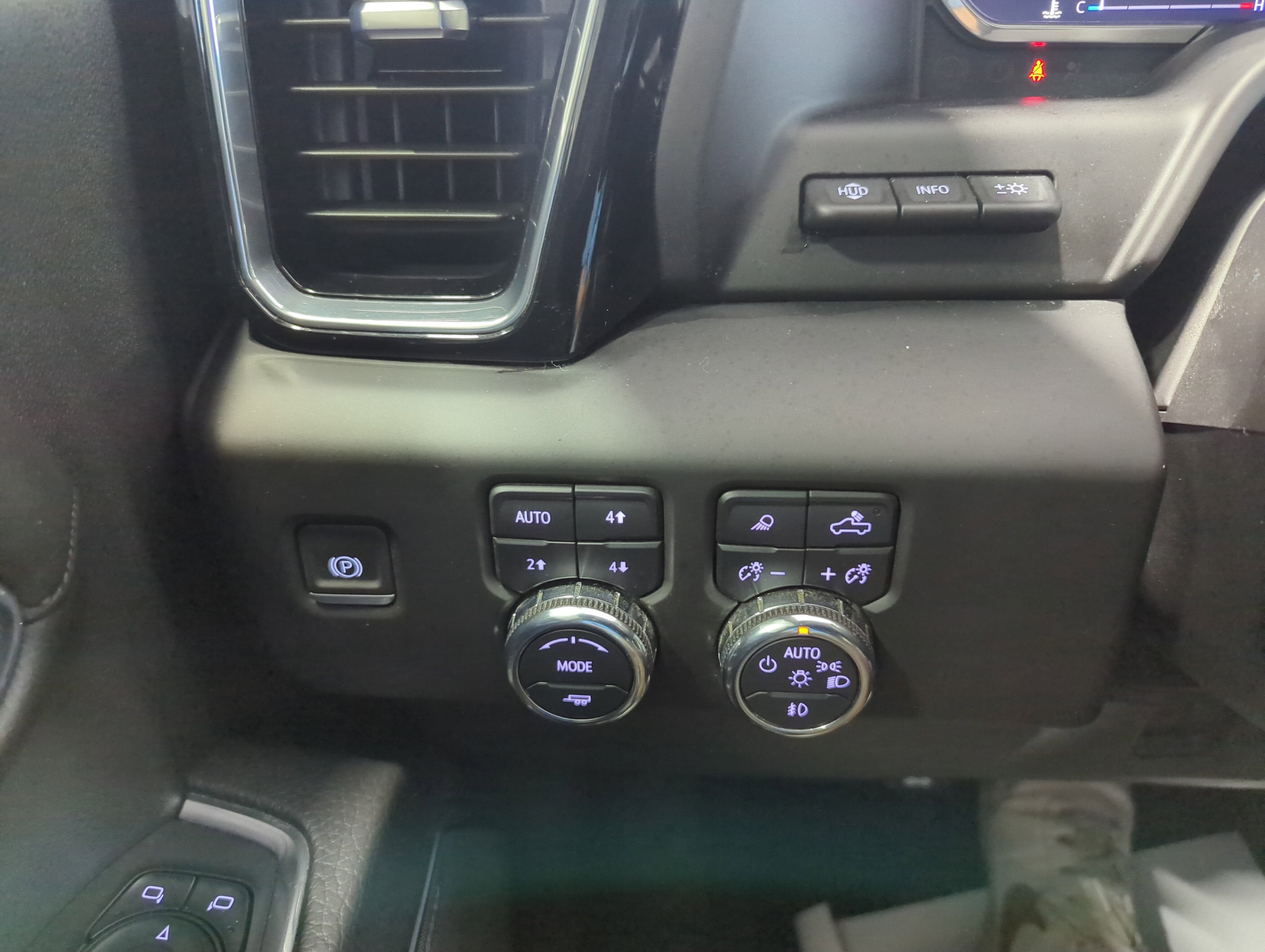 Used 2024 GMC Sierra 3500 Denali w/ Denali Reserve Package image 18