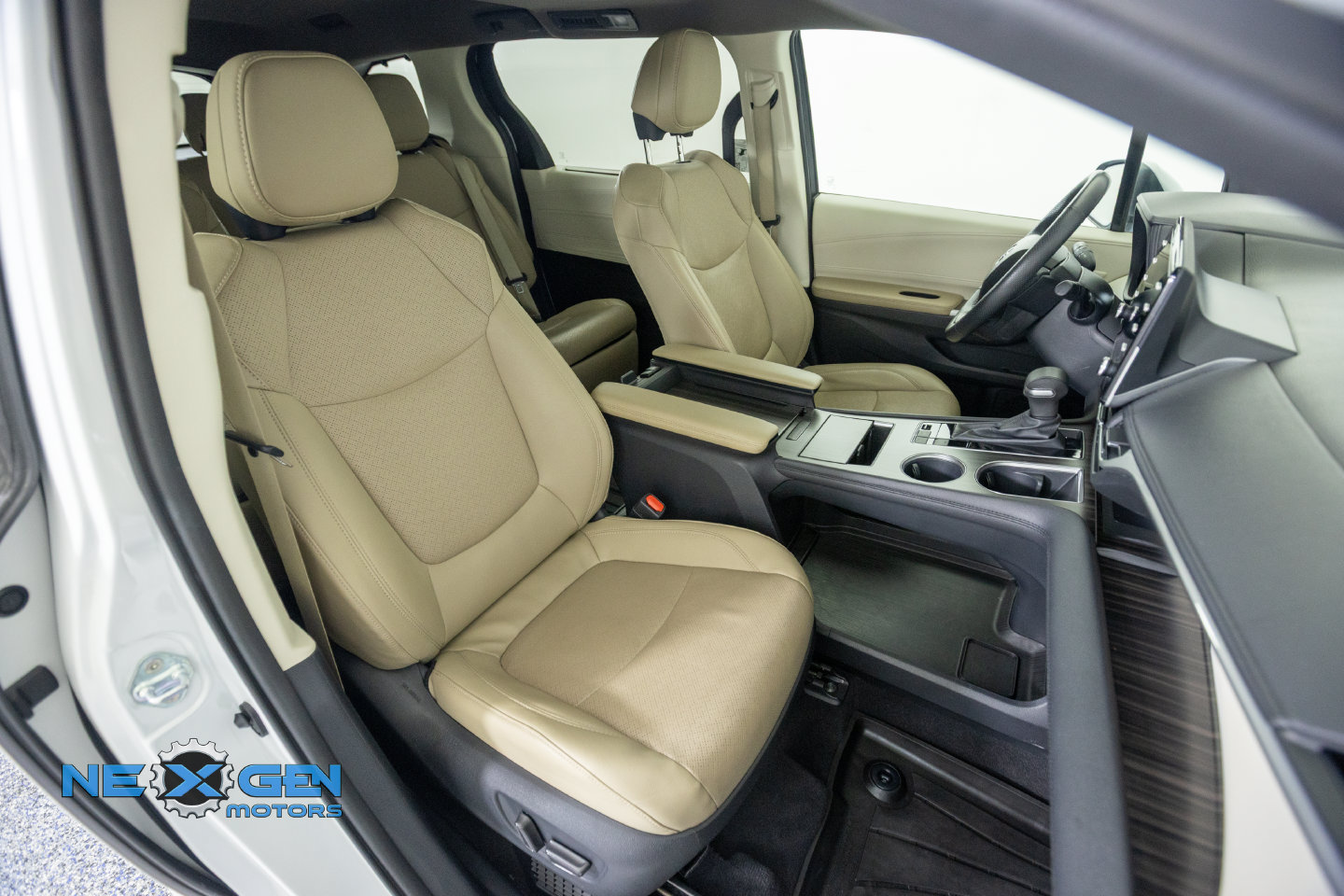 Used 2024 Toyota Sienna Limited AWD/4WD image 43