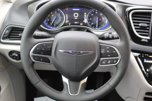 Used 2024 Chrysler Pacifica Touring-L image 13
