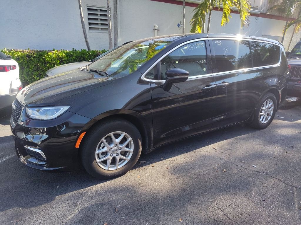 Used 2025 Chrysler Pacifica Select FWD image 1