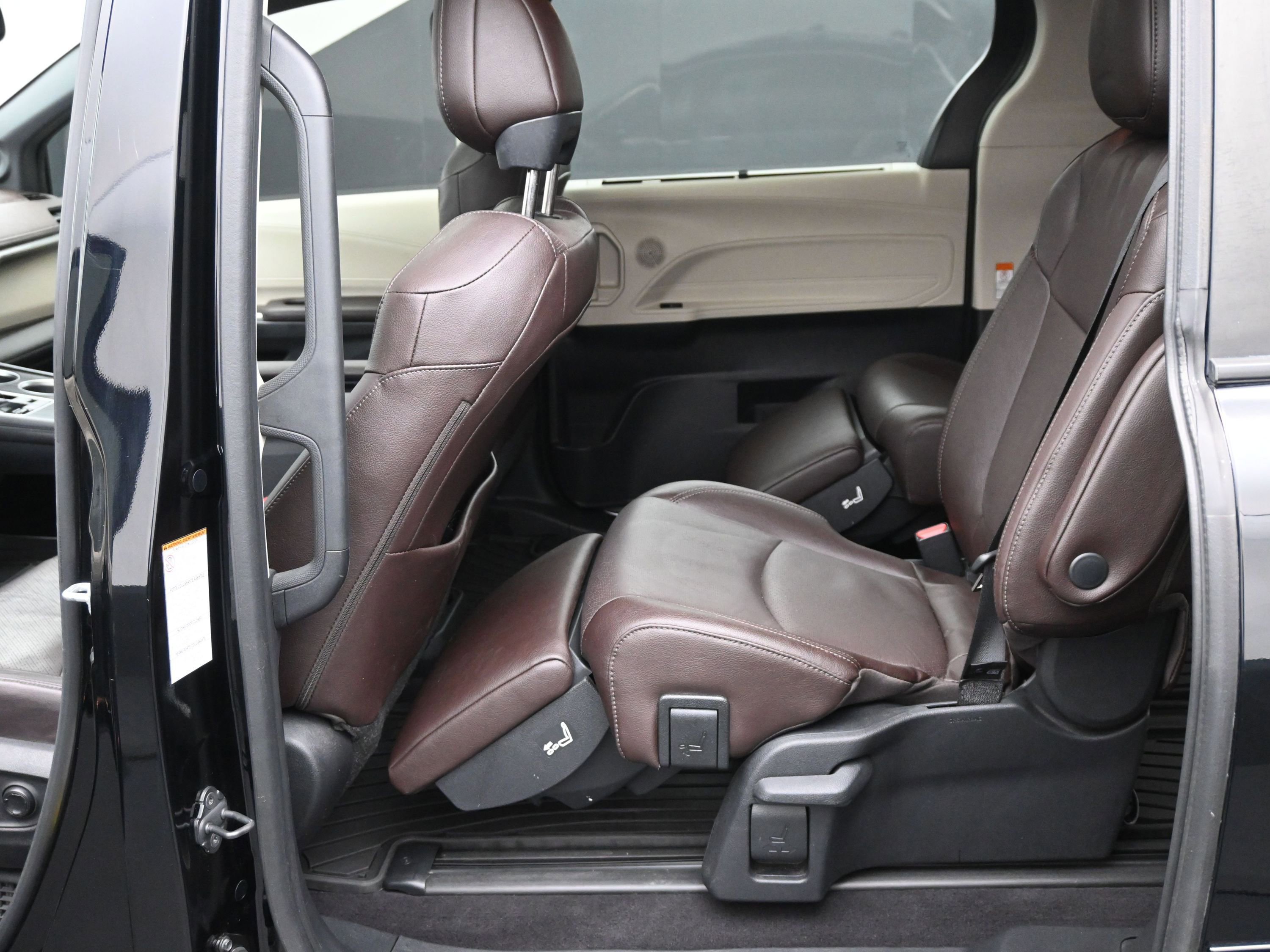 Used 2022 Toyota Sienna Platinum image 18