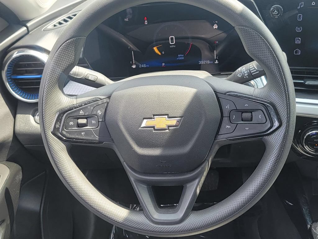 Used 2025 Chevrolet Trax LT FWD image 21