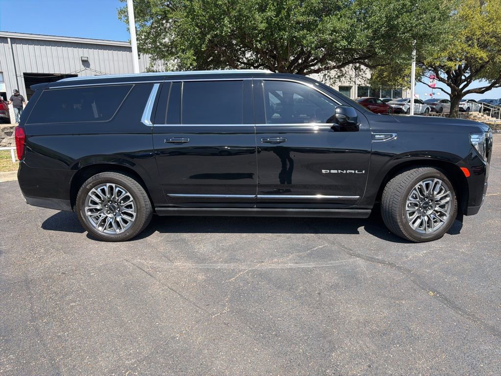 Used 2023 GMC Yukon XL Denali Ultimate image 2