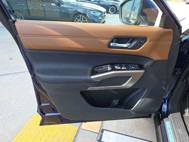 Used 2025 Nissan Pathfinder Platinum w/ Cargo Package image 11