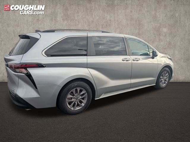 Used 2024 Toyota Sienna XLE w/ XLE Plus Package image 8