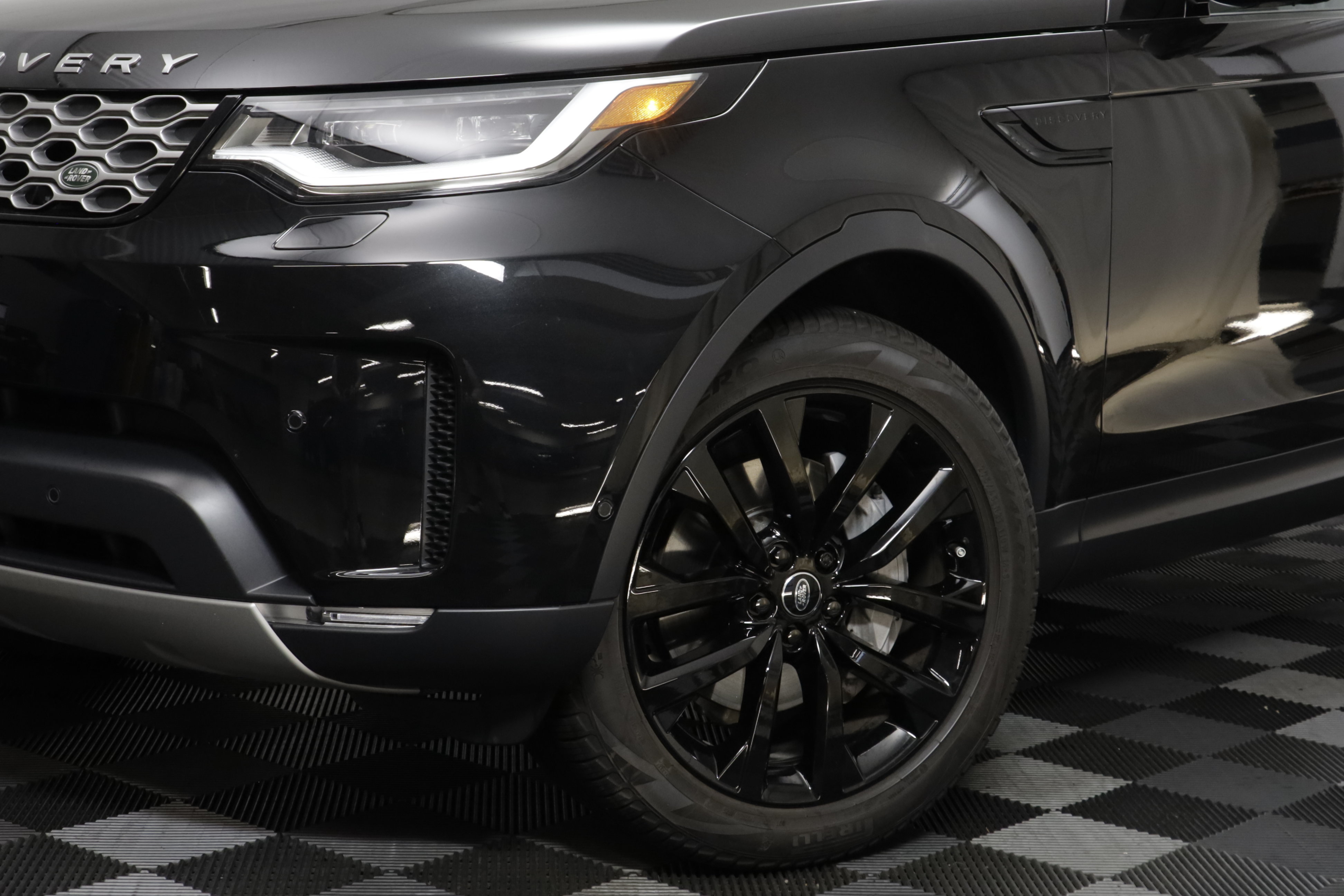 Certified 2026 Land Rover Discovery S AWD/4WD image 3