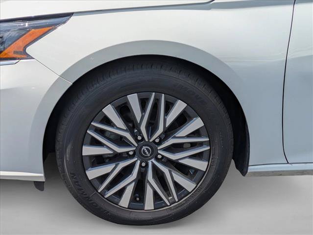 Used 2025 Nissan Altima 2.5 SV FWD image 14