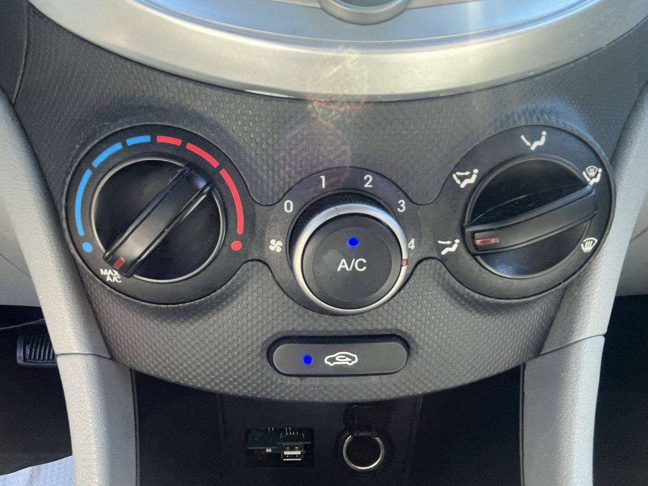 Used 2015 Hyundai Accent GLS FWD image 38