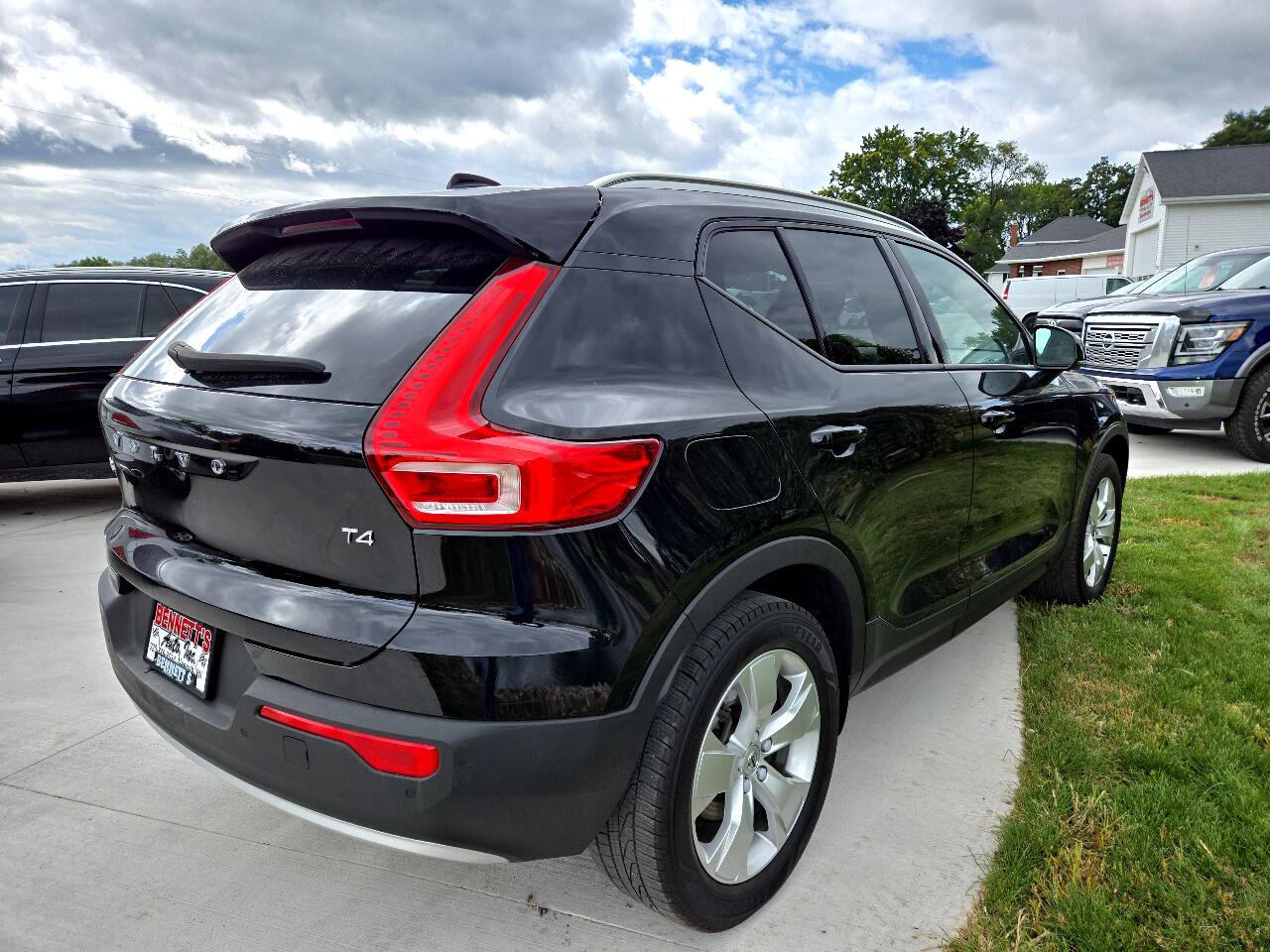 Used 2021 Volvo XC40 T4 Momentum image 5
