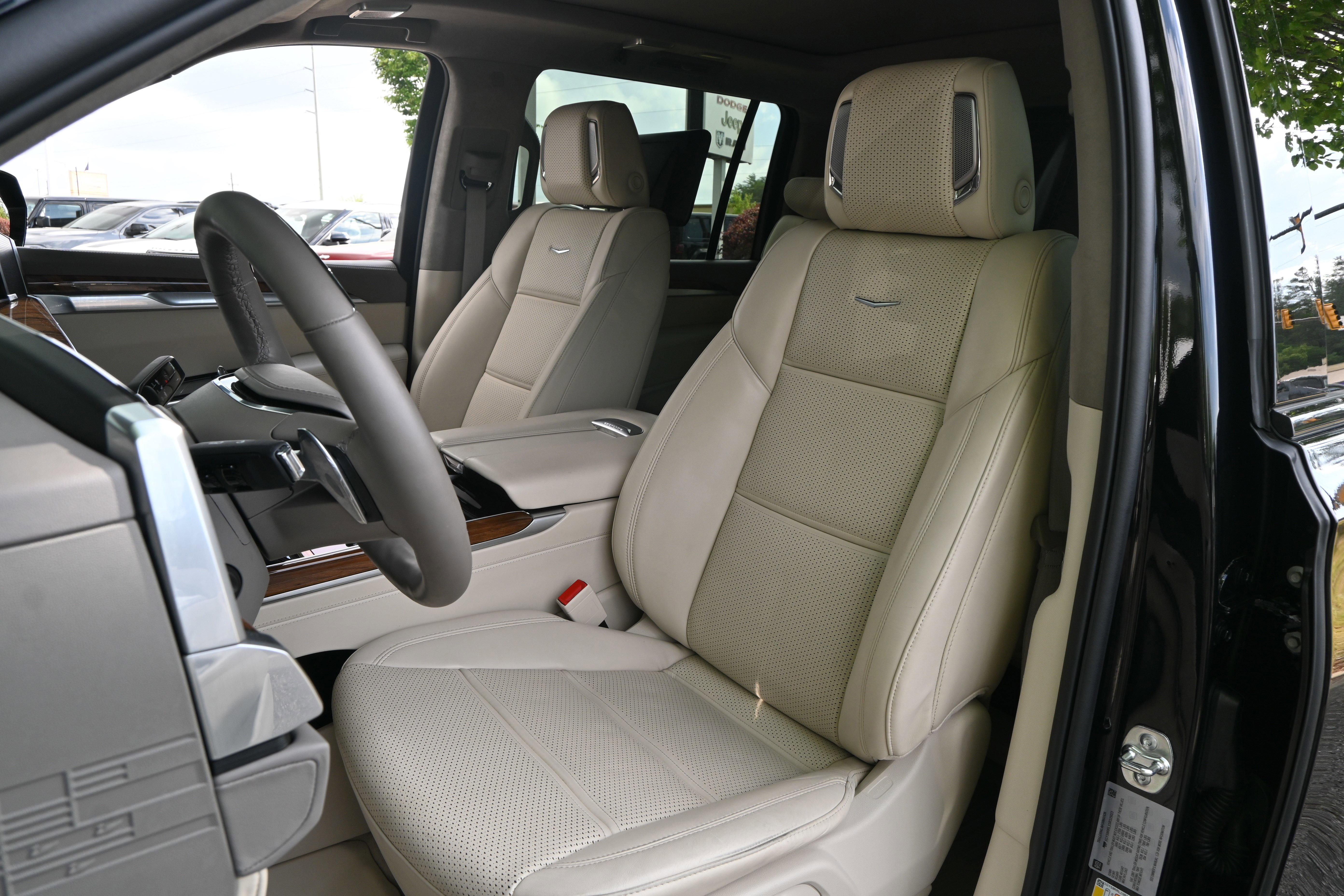 Used 2025 Cadillac Escalade ESV Sport Platinum w/ LPO, ONYX Package AWD/4WD image 16