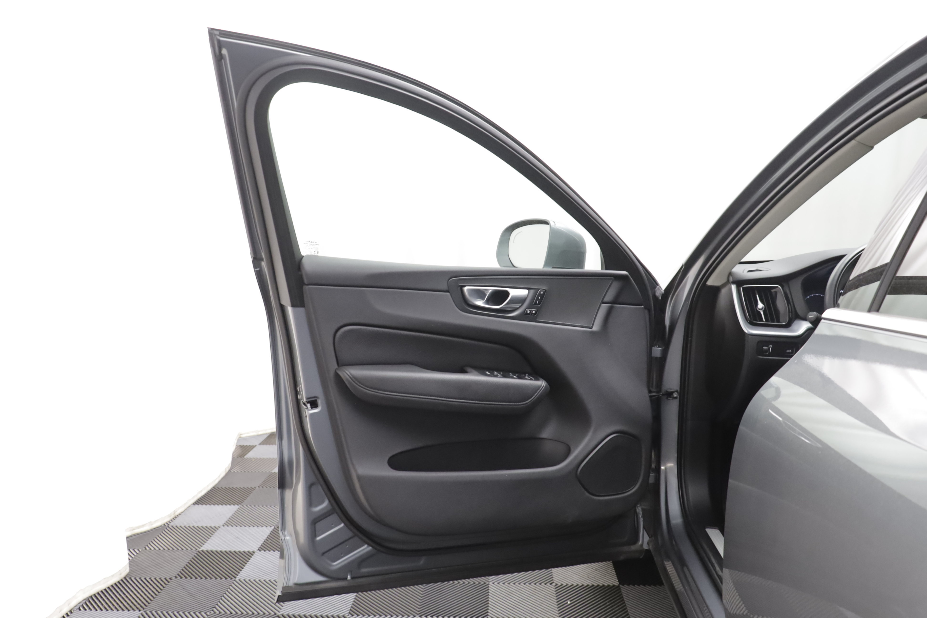 Used 2021 Volvo XC60 T5 Momentum w/ Premium Package AWD/4WD image 4