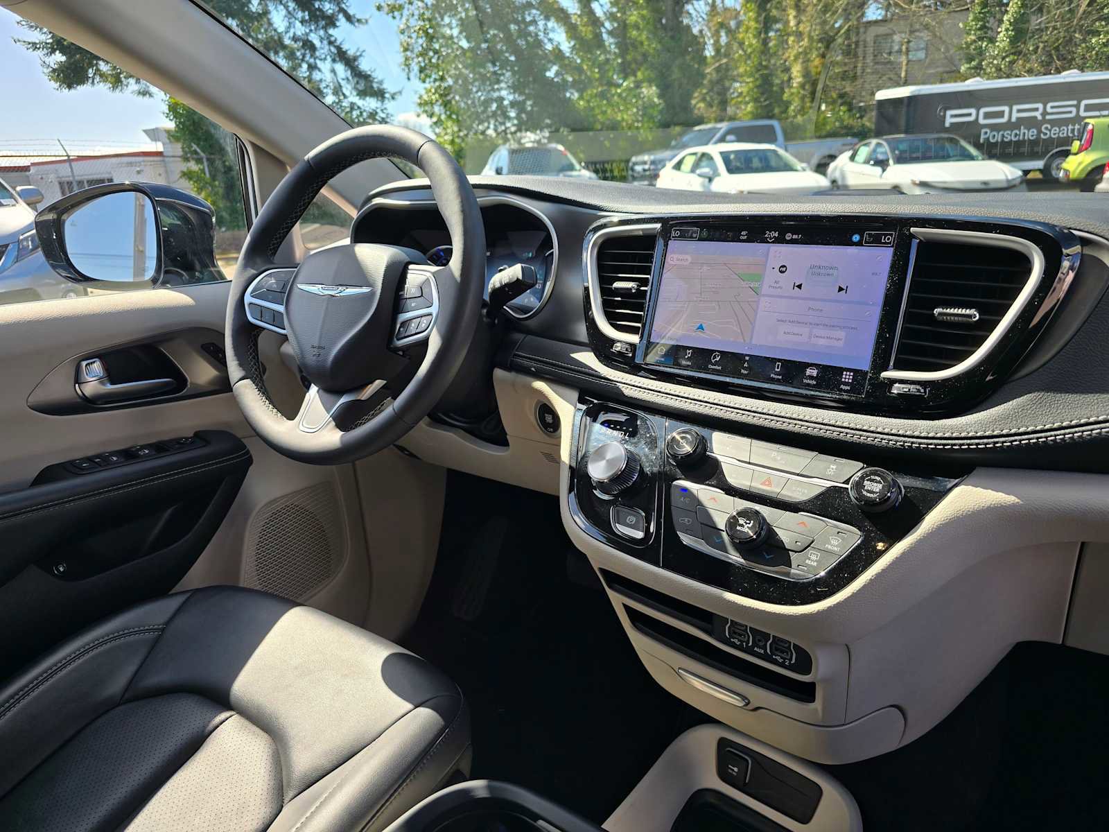 Used 2024 Chrysler Pacifica Select image 12