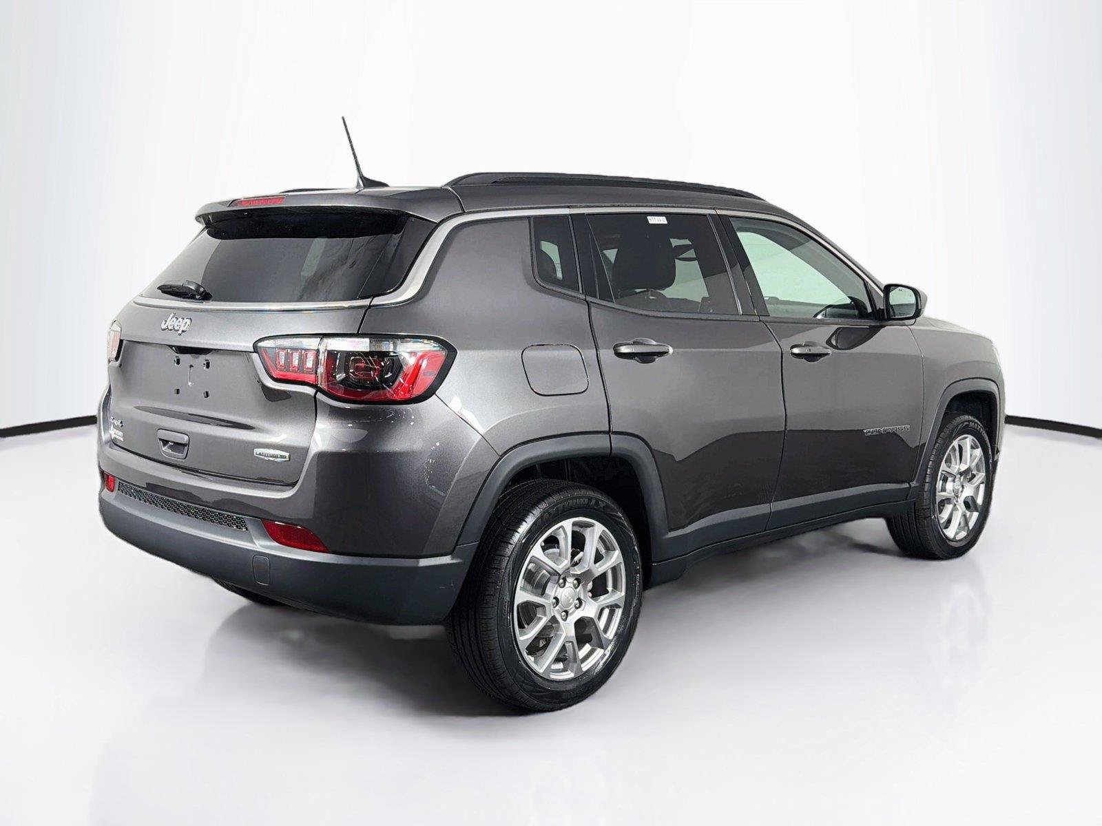 Used 2023 Jeep Compass Latitude w/ Sun and Sound Group AWD/4WD image 11