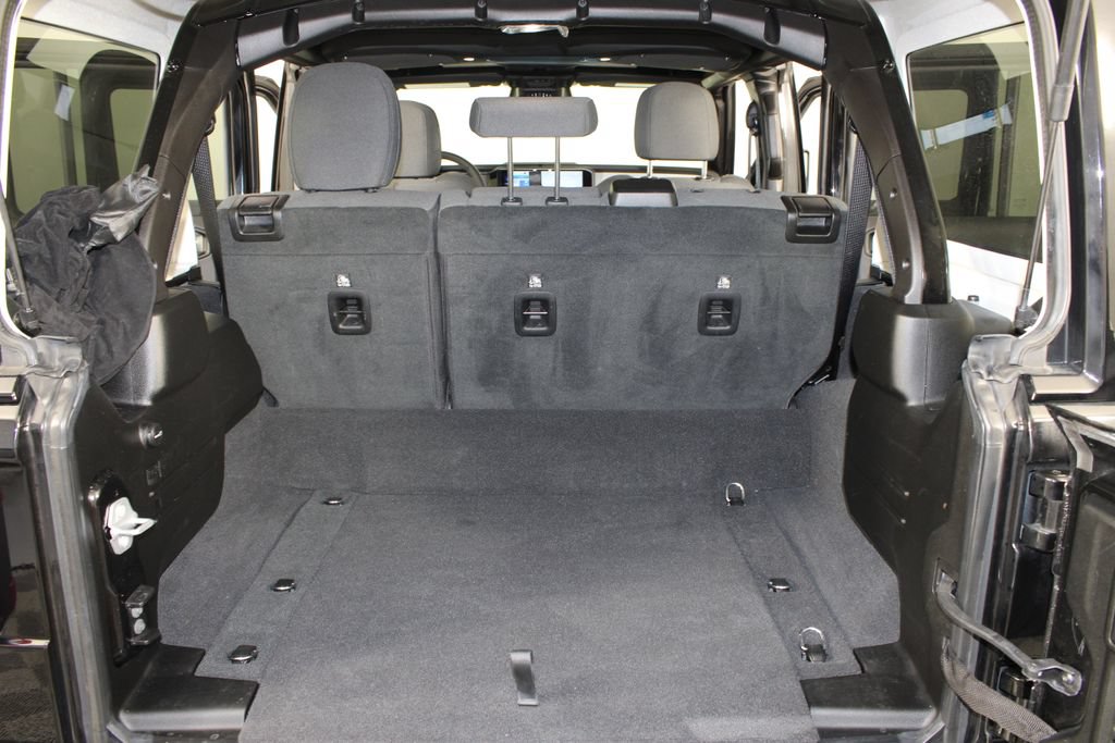Used 2025 Jeep Wrangler Unlimited Sahara AWD/4WD image 17