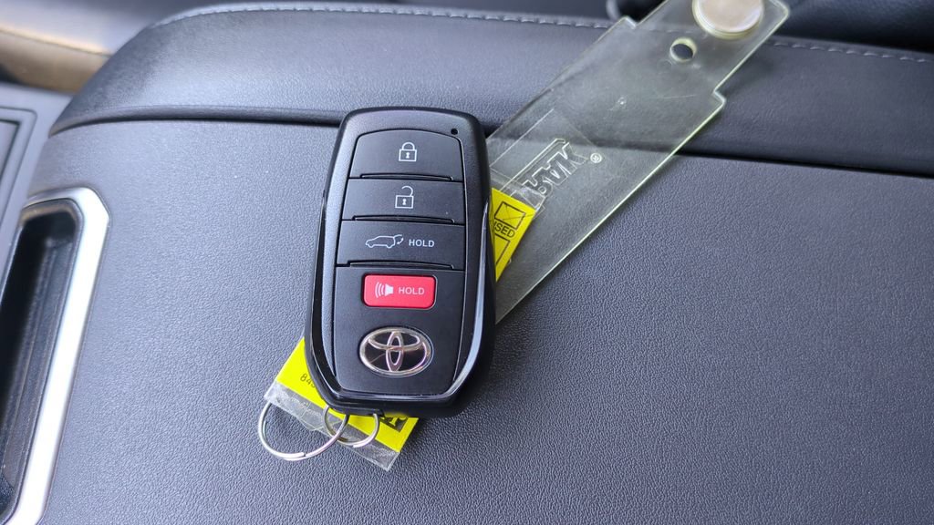 Certified 2026 Toyota Highlander XLE image 27