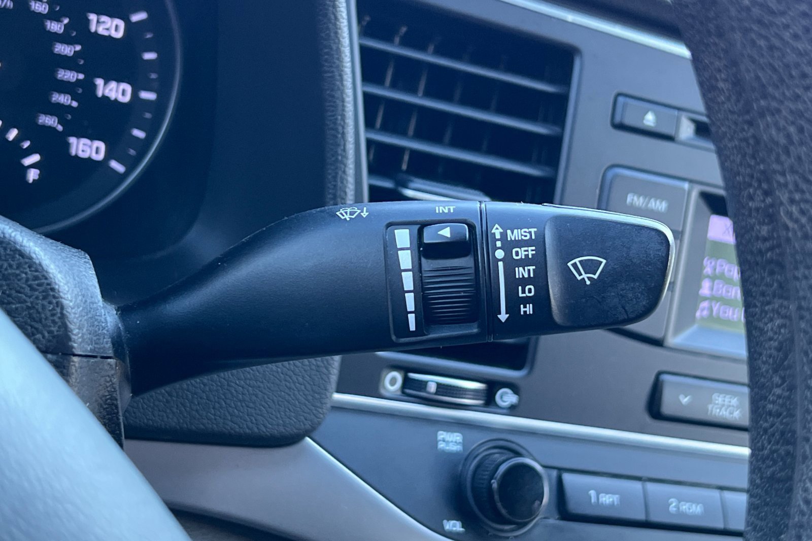 Used 2017 Hyundai Elantra SE image 30