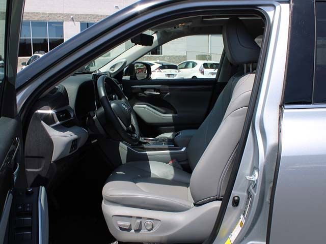 Used 2023 Toyota Highlander Platinum FWD image 12