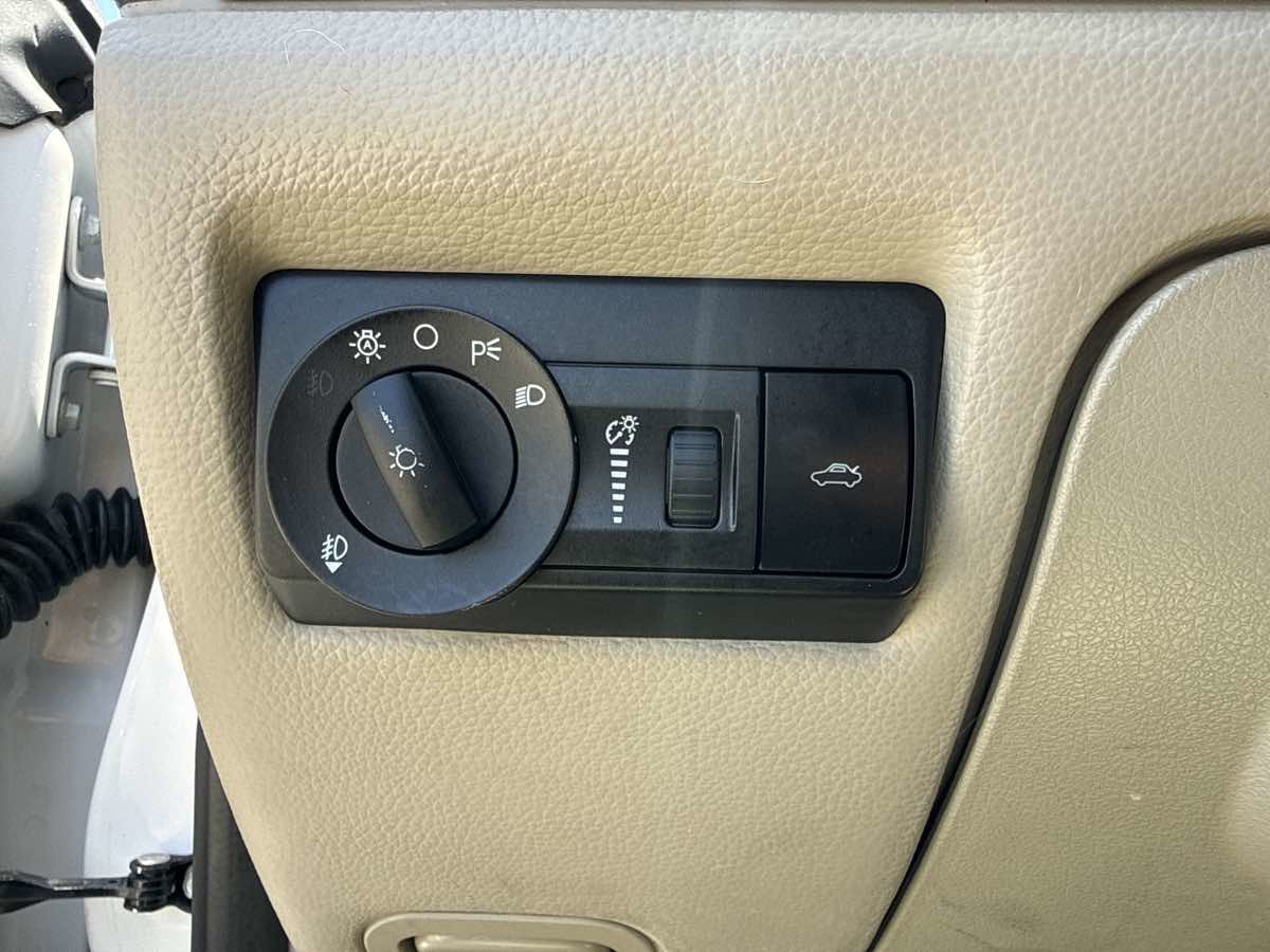 Used 2009 Ford Fusion SEL FWD image 28