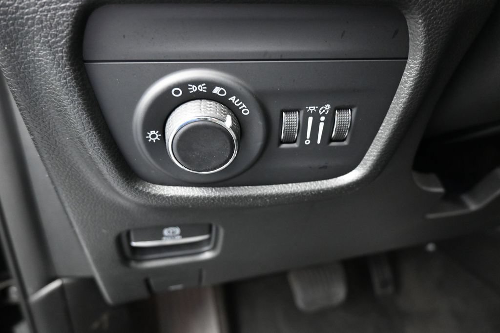 Used 2022 Jeep Grand Cherokee L Laredo RWD image 12