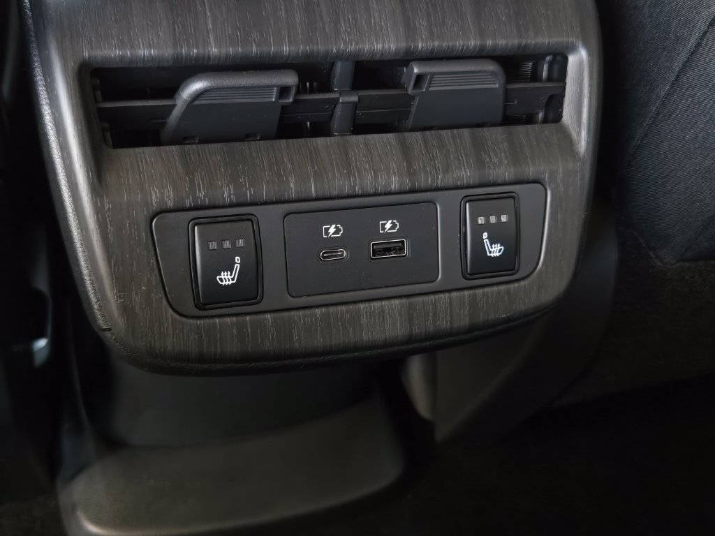 Used 2024 Nissan Ariya AWD image 14