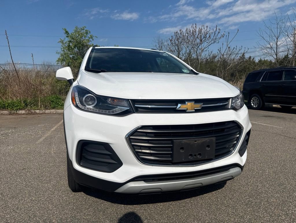 Used 2022 Chevrolet Trax LT w/ LT Convenience Package AWD/4WD image 2