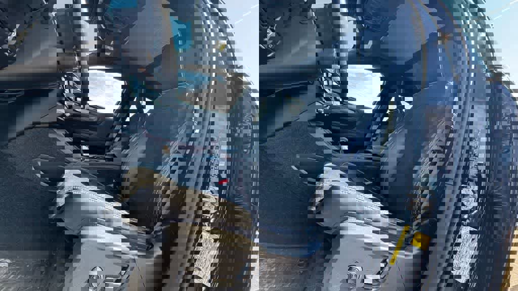 Used 2021 Volvo XC40 T5 R-Design w/ Climate Package image 19