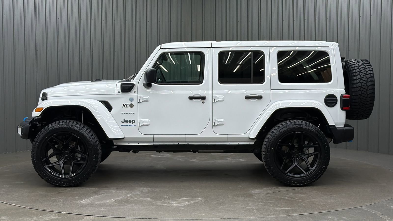 Used 2024 Jeep Wrangler Unlimited Sahara w/ Technology Group AWD/4WD image 2