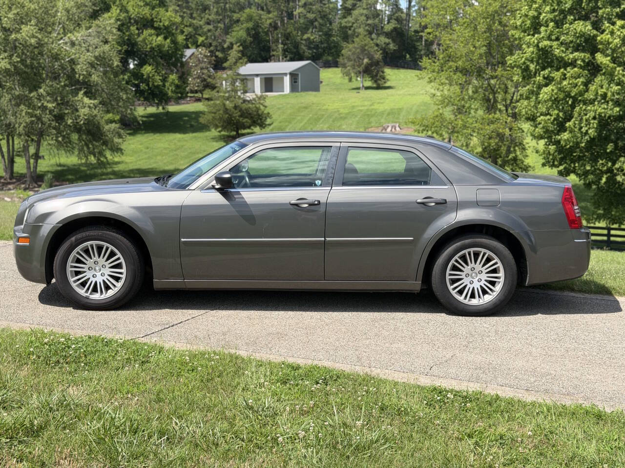 Used 2009 Chrysler 300 Touring RWD image 19