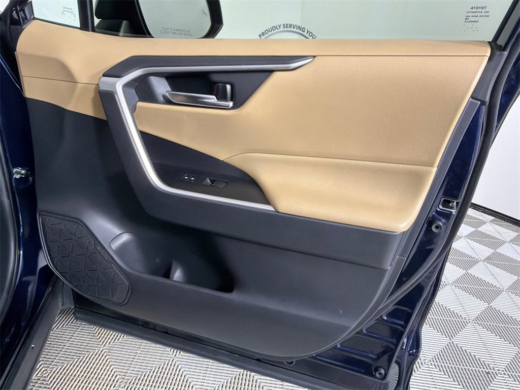 Used 2020 Toyota RAV4 XLE Premium image 15