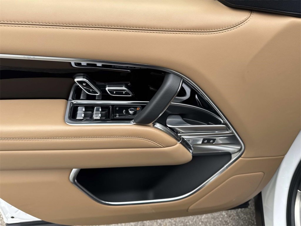 Used 2024 Land Rover Range Rover Long Wheelbase SE image 16