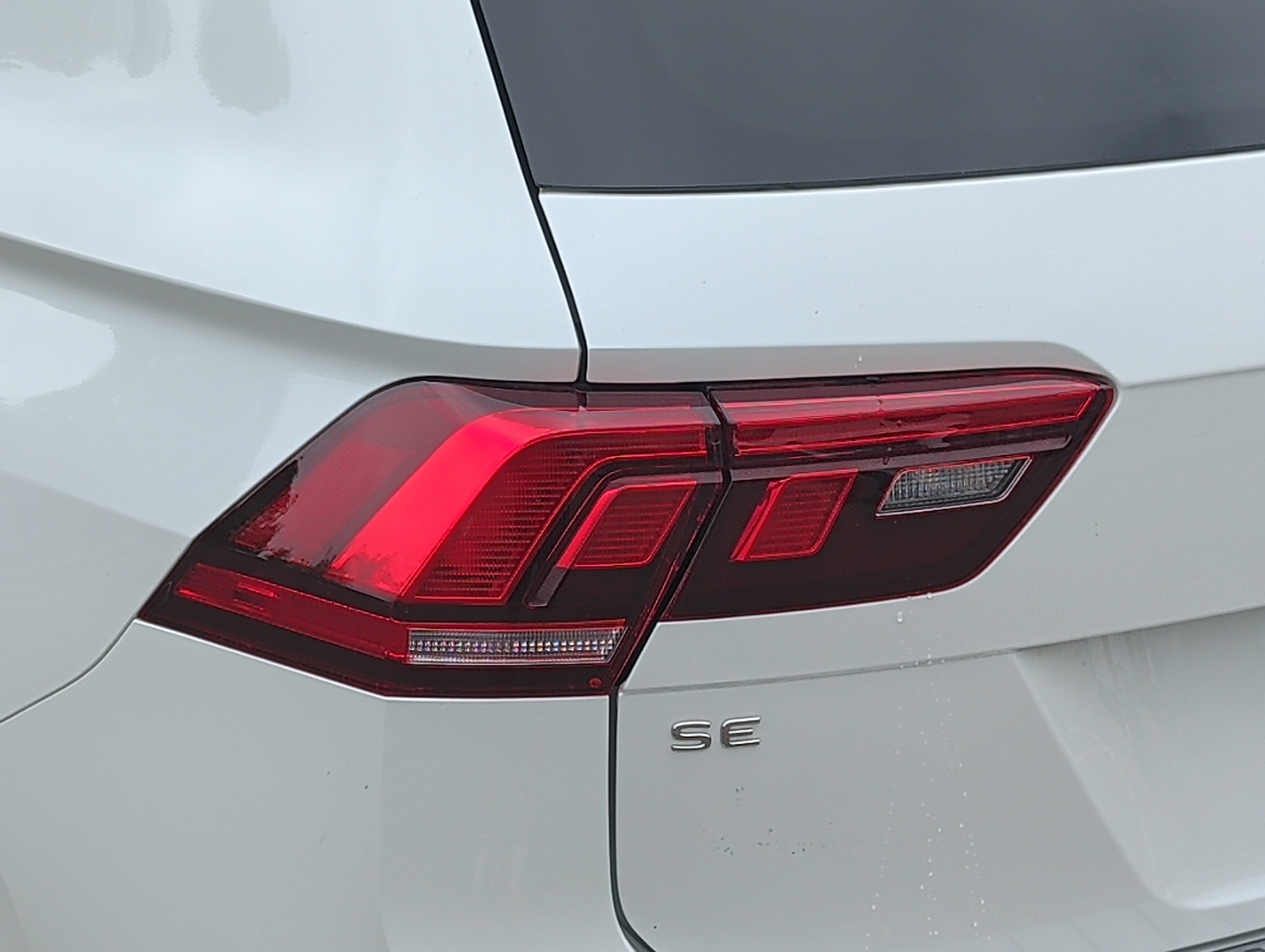 Used 2022 Volkswagen Tiguan SE R-Line AWD/4WD image 17