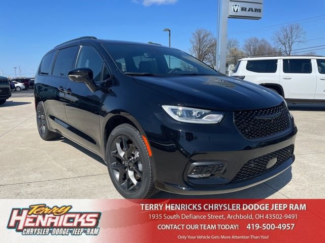 New 2026 Chrysler Pacifica Select w/ S Appearance Package