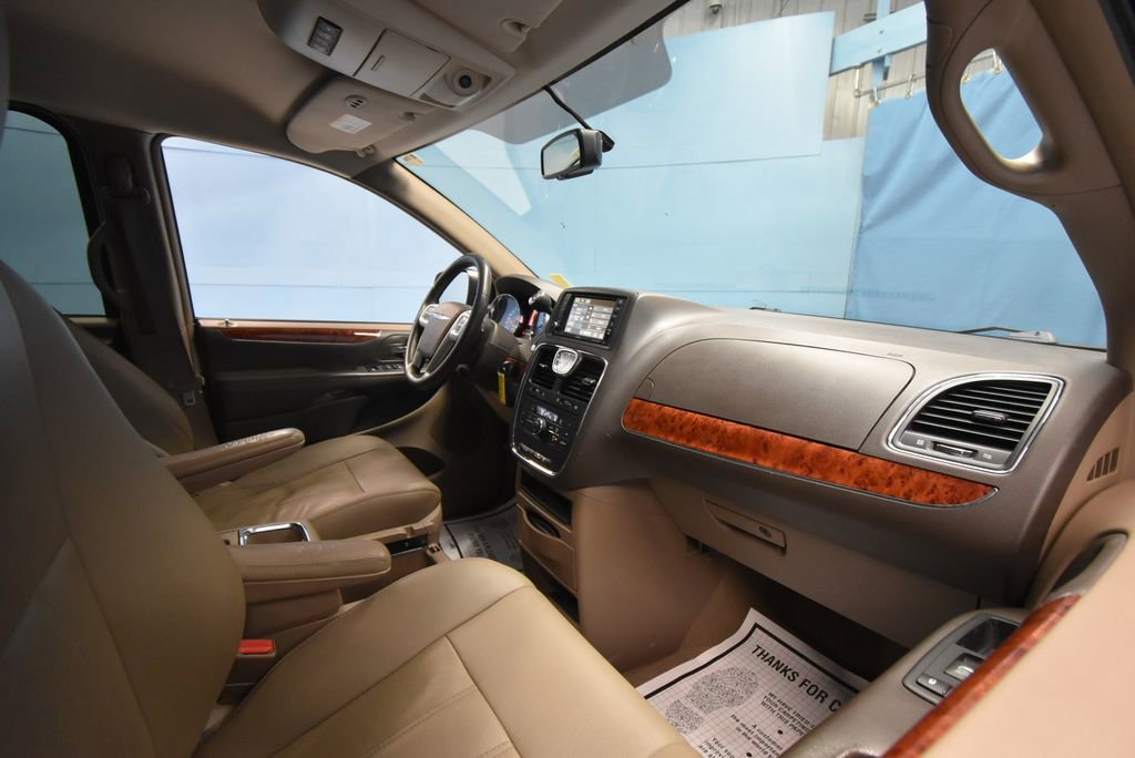 Used 2016 Chrysler Town & Country Touring FWD image 24