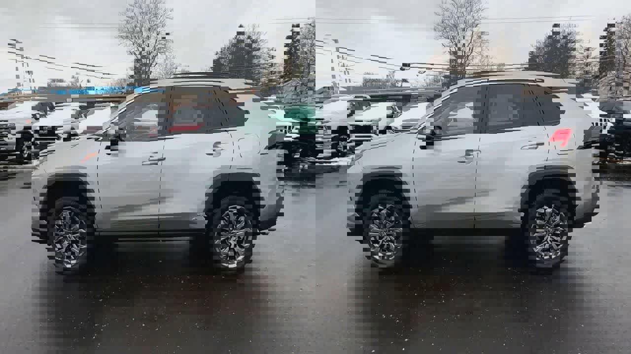 Used 2022 Toyota RAV4 XLE Premium image 5