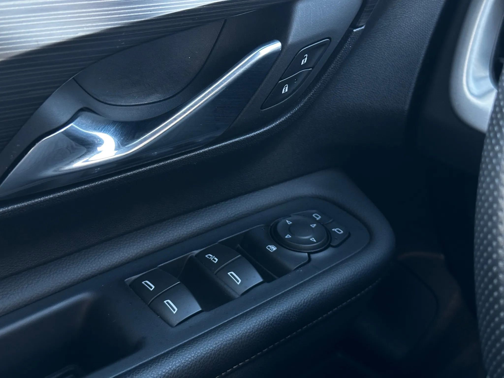 Used 2023 GMC Terrain SLE image 32