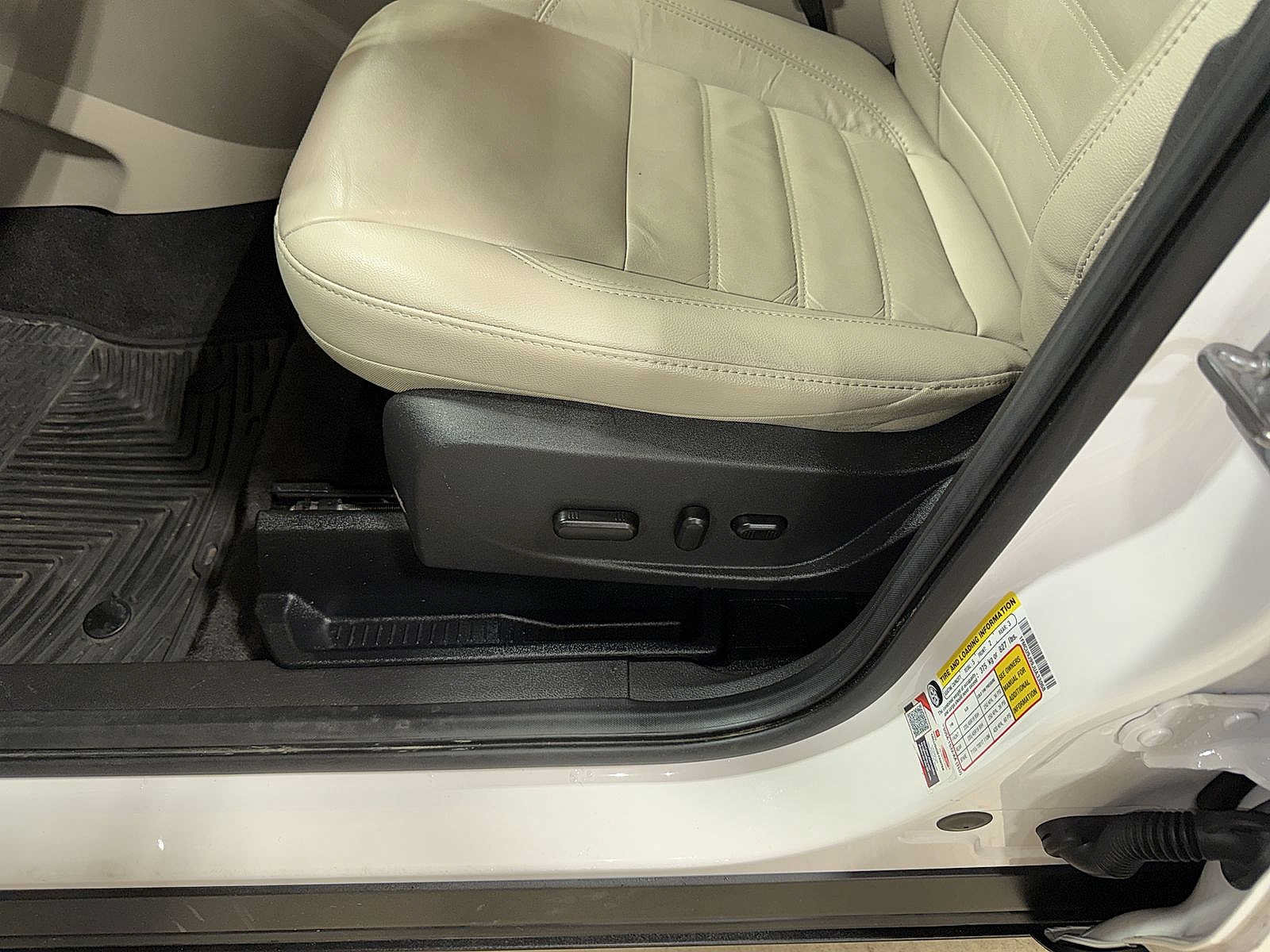 Used 2018 Ford Escape Titanium w/ Ford Safe & Smart Package AWD/4WD image 24