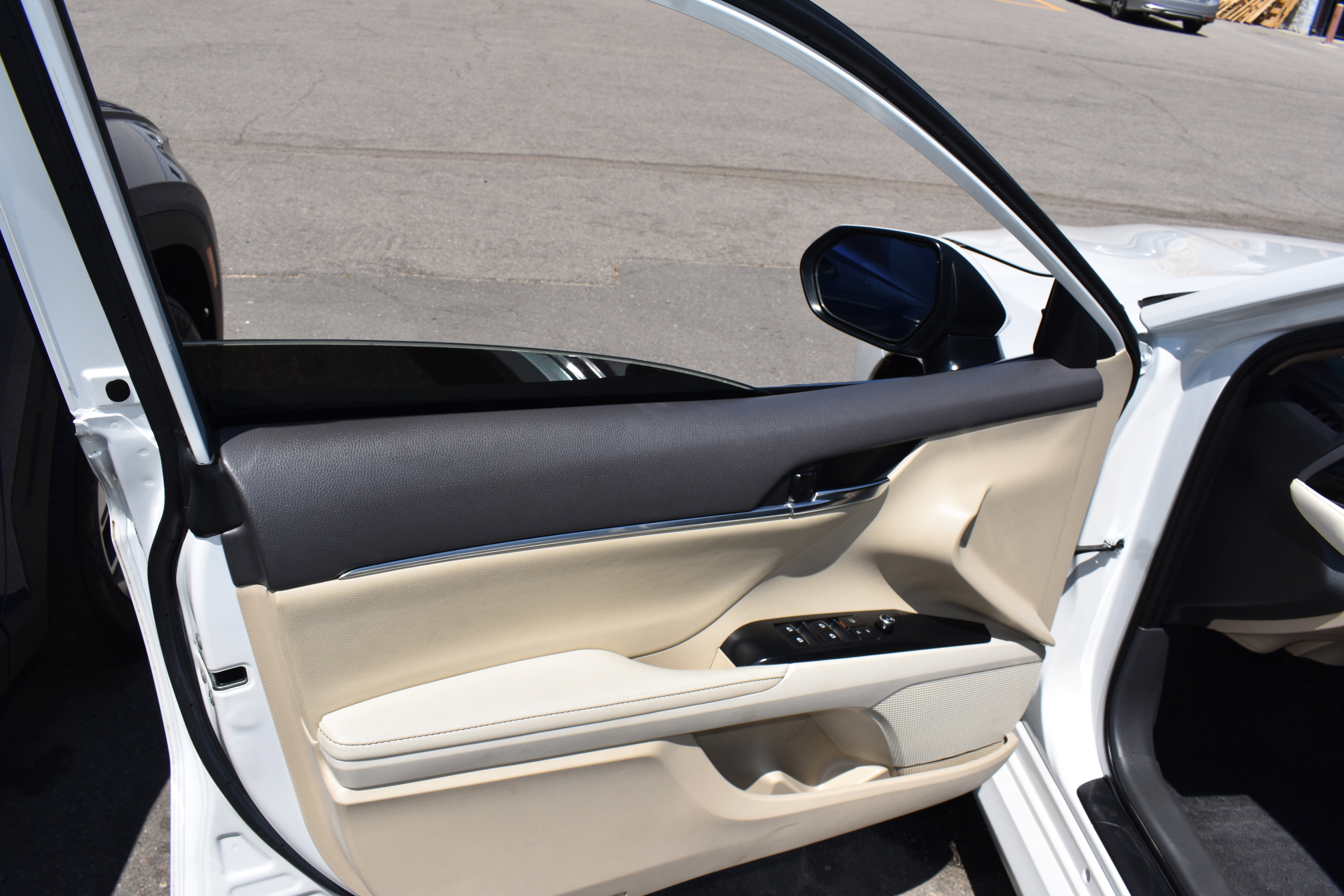 Used 2019 Toyota Camry XLE FWD image 23