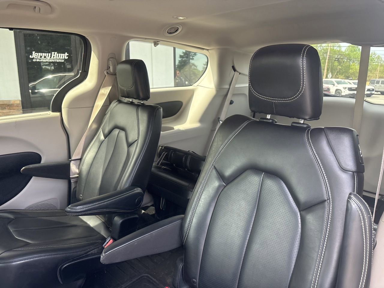 Used 2023 Chrysler Pacifica Touring-L image 4