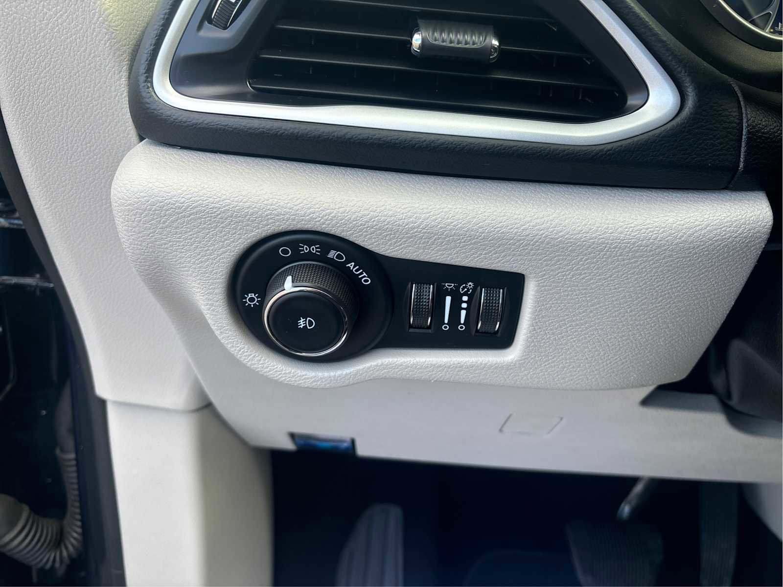 Used 2023 Chrysler Pacifica Touring-L image 20