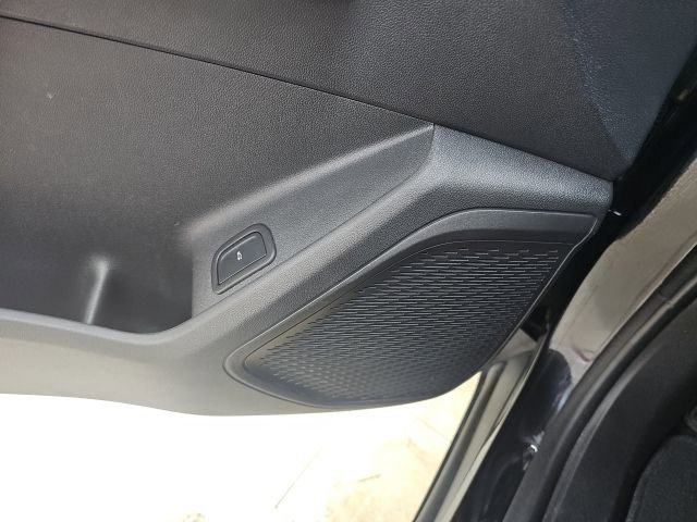 Used 2025 Chevrolet Traverse LT image 30